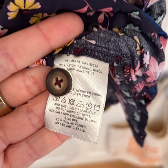 Beautiful floral top for everyday occasion. - Picture 5 of 8